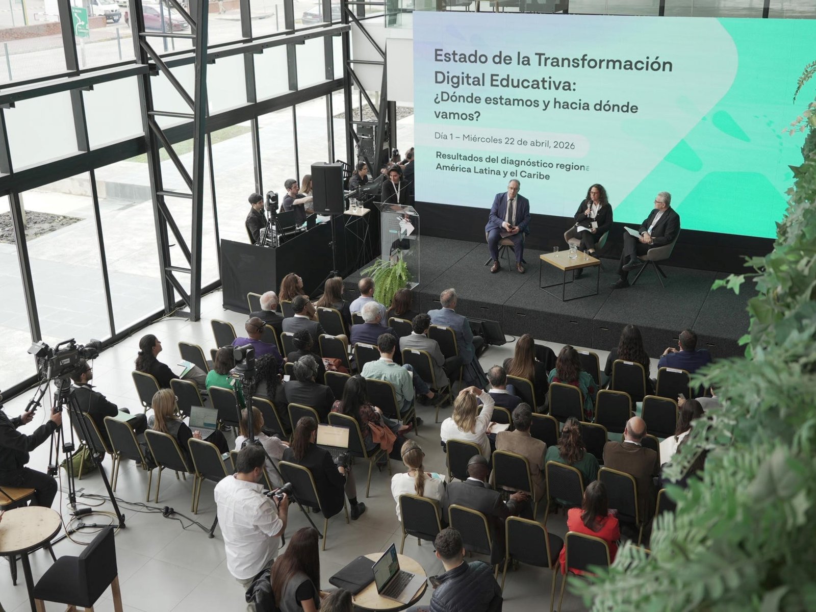 Latinoamérica suma tecnología a educación, pero las brechas limitan su impacto pedagógico