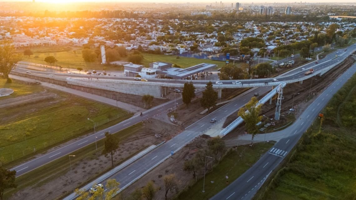 Llaryora y Passerini capitalizan la inauguración del altonivel de Valle Escondido