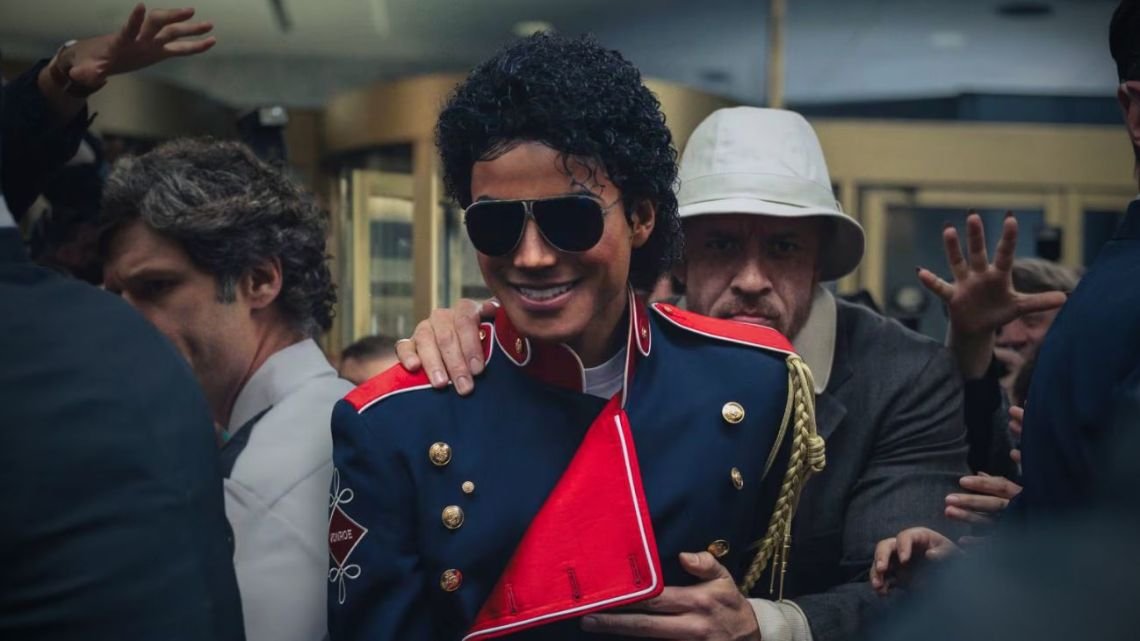 Llega al cine "Michael", la biopic del Rey del Pop: cómo es la historia y qué polémica tiene
