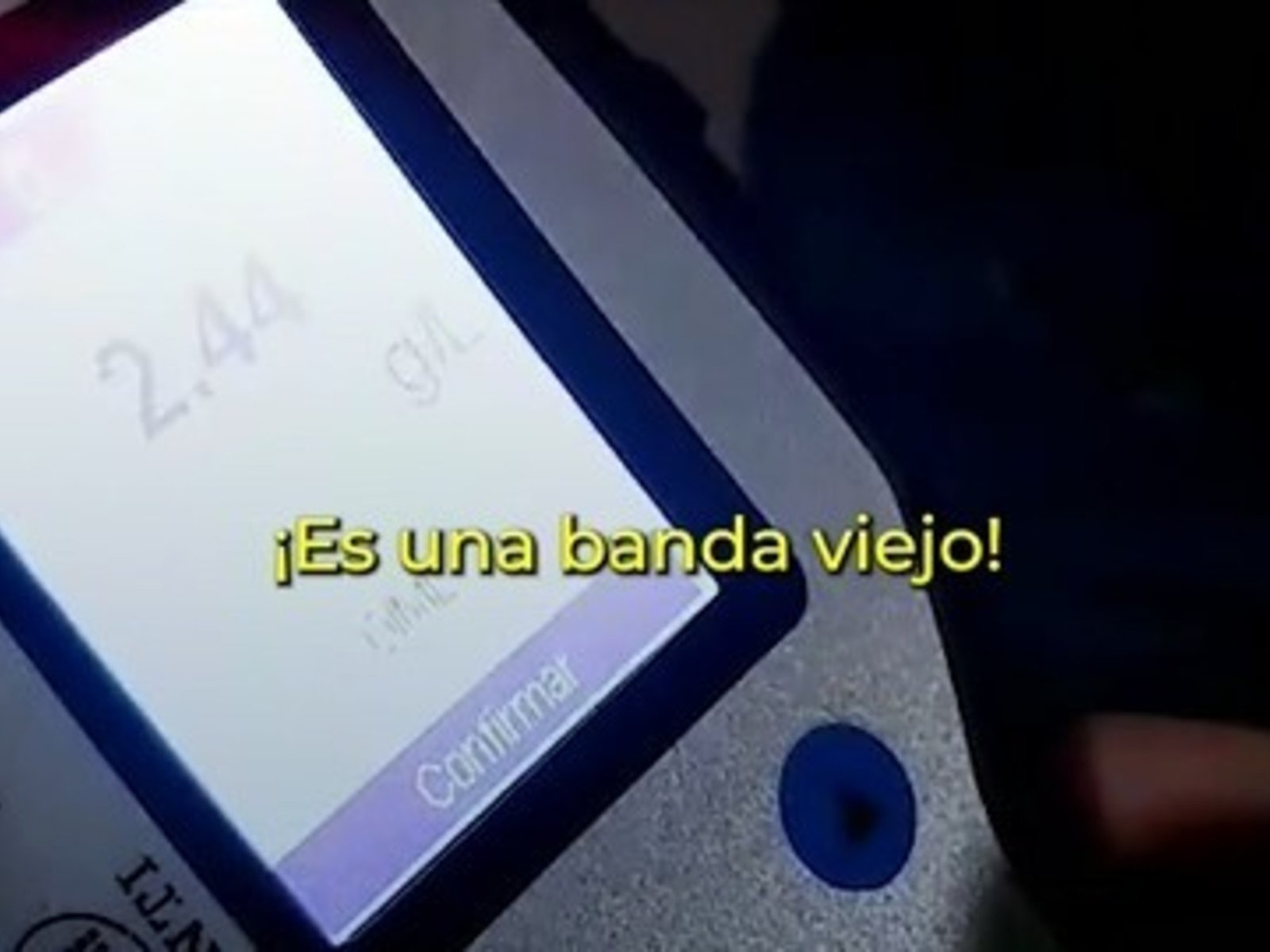 Lo detuvieron por conducir borracho y su test de alcoholemia causó sorpresa: "¡Es una banda, viejo!"
