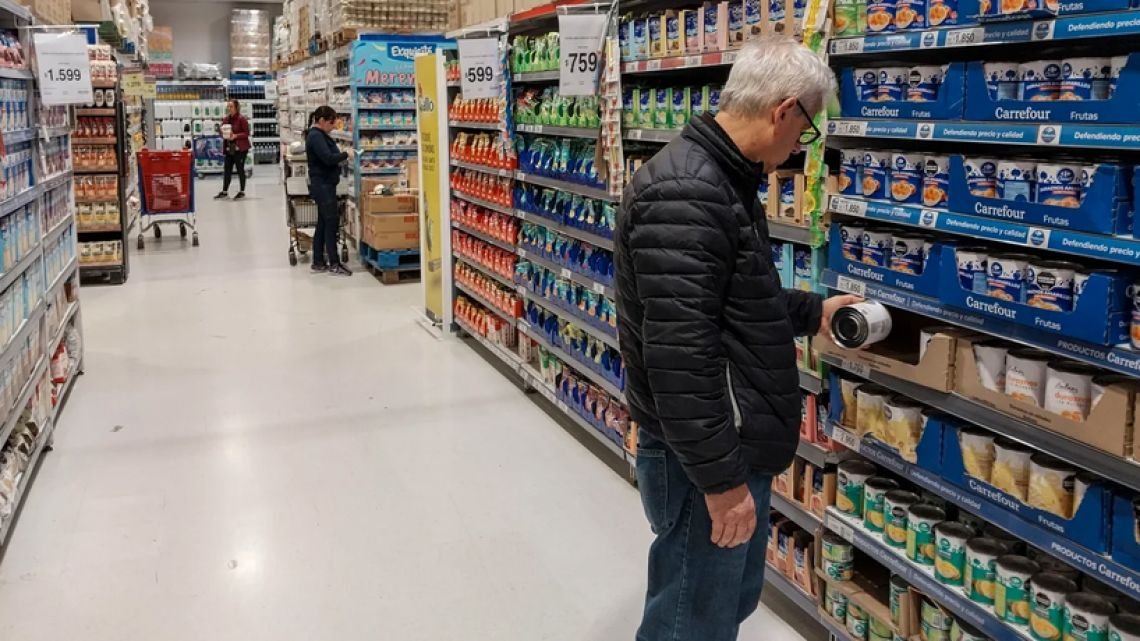 Los argentinos compran poco, cerca de casa y sin margen para los productos de higiene