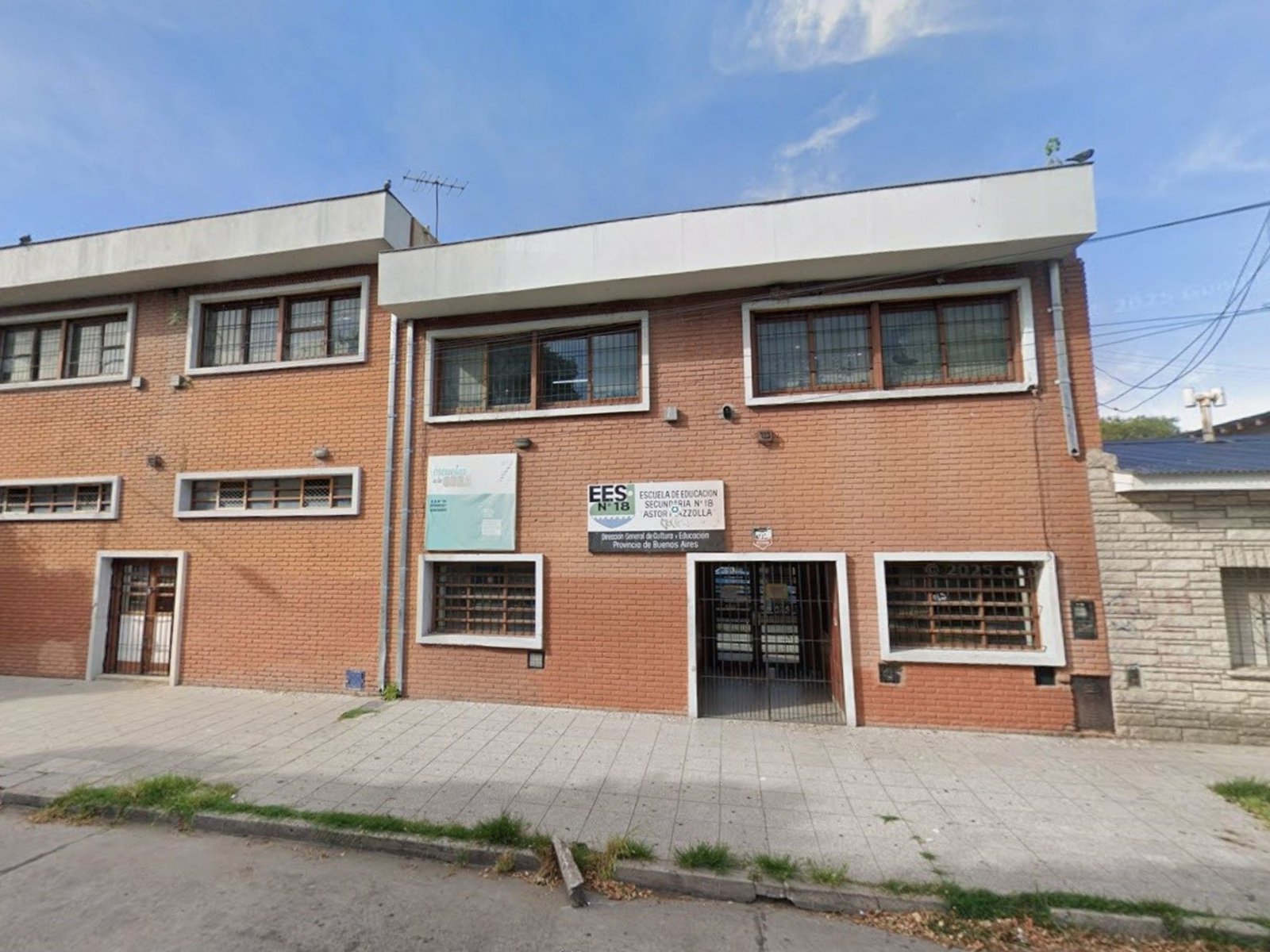 Los padres de un alumno que hizo una amenaza de bomba en una escuela deberán pagar una multa de $ 3 millones y les sacaron un beneficio social