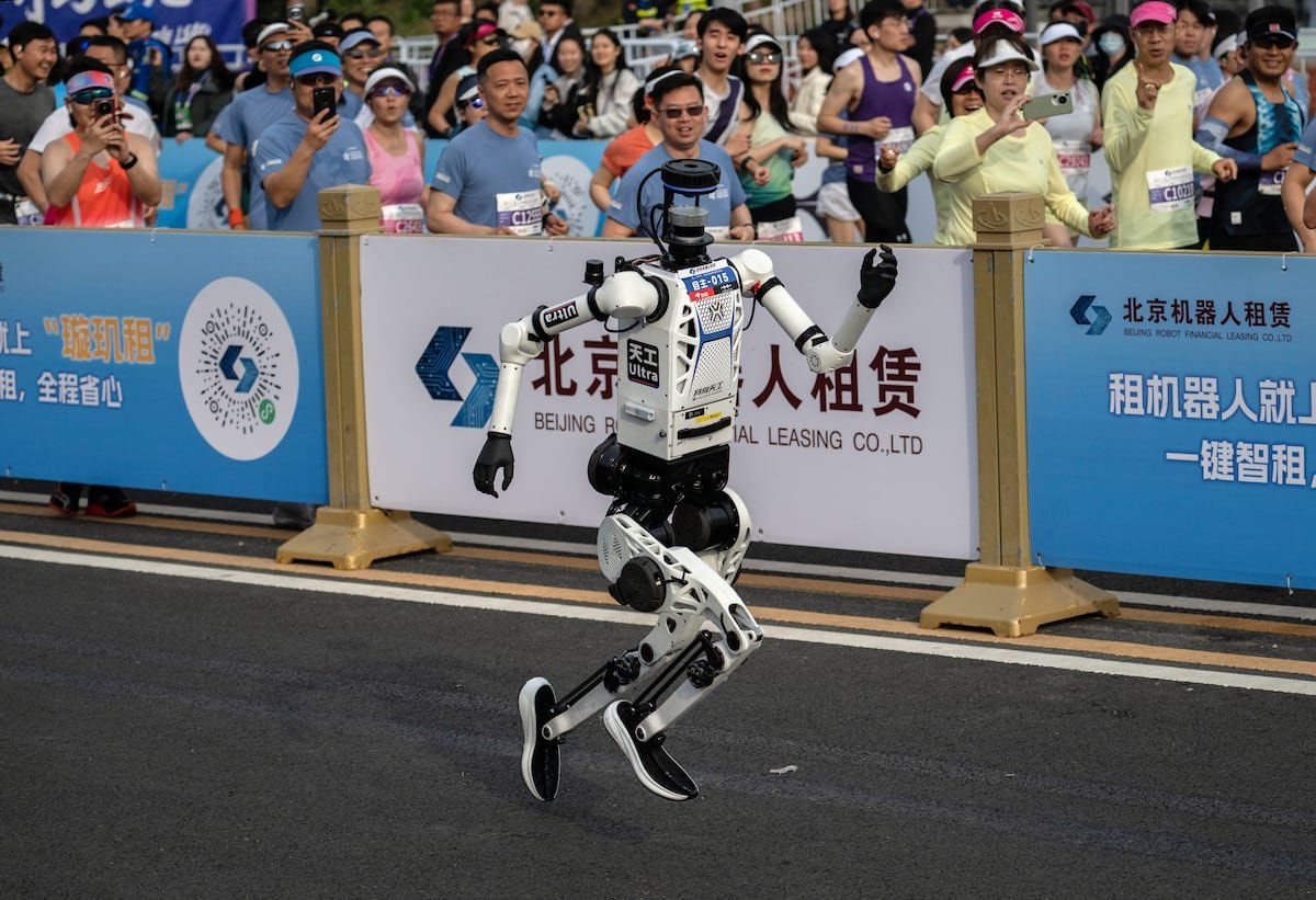 Los robots chinos pulverizan registros y arrasan a los humanos en el medio maratón de Pekín | Tecnología