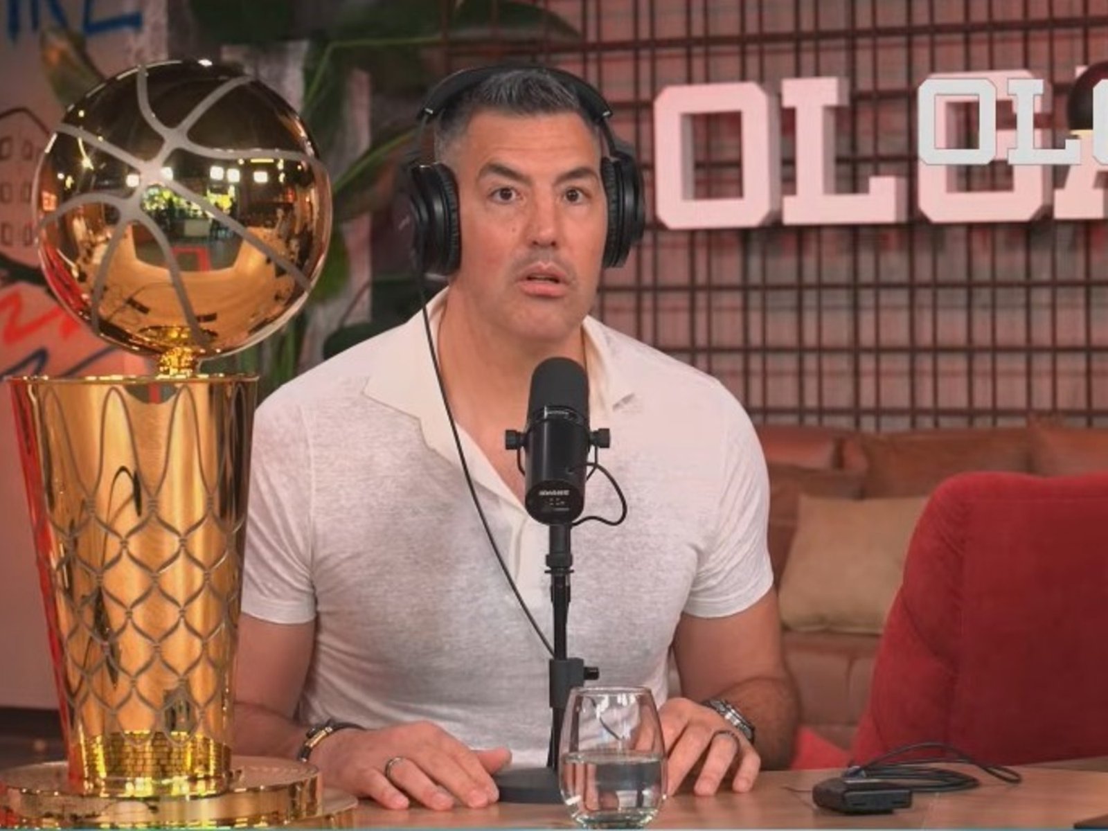 Luis Scola estaba dando una nota en OLGA cuando una camioneta perdió el control y casi choca con el estudio: la reacción del ex NBA