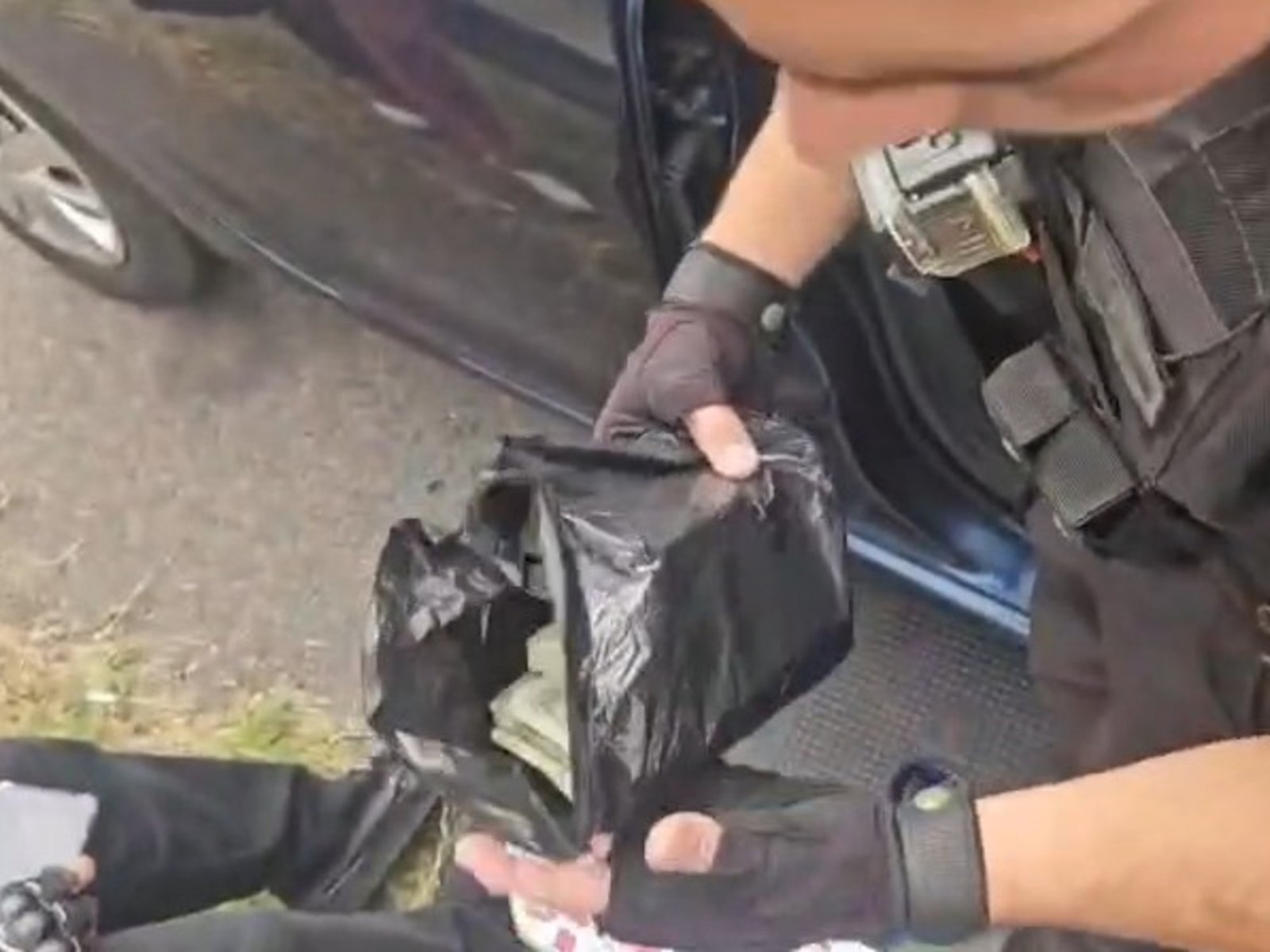 Manejaba un auto mellizo que era buscado por un robo y tenía miles de dólares en la guantera