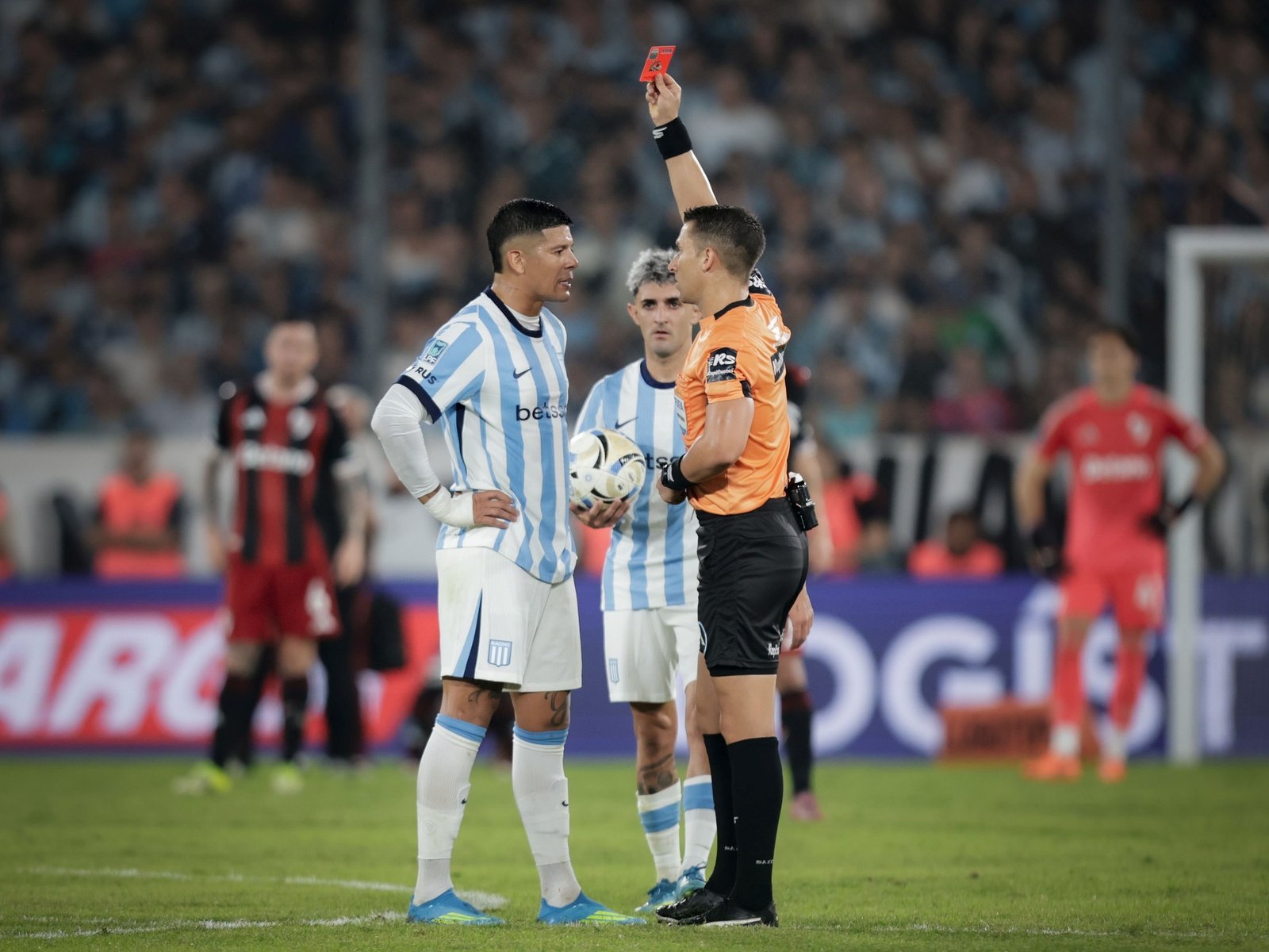 Marcos Rojo y un llamativo historial de rojas contra River :: Olé