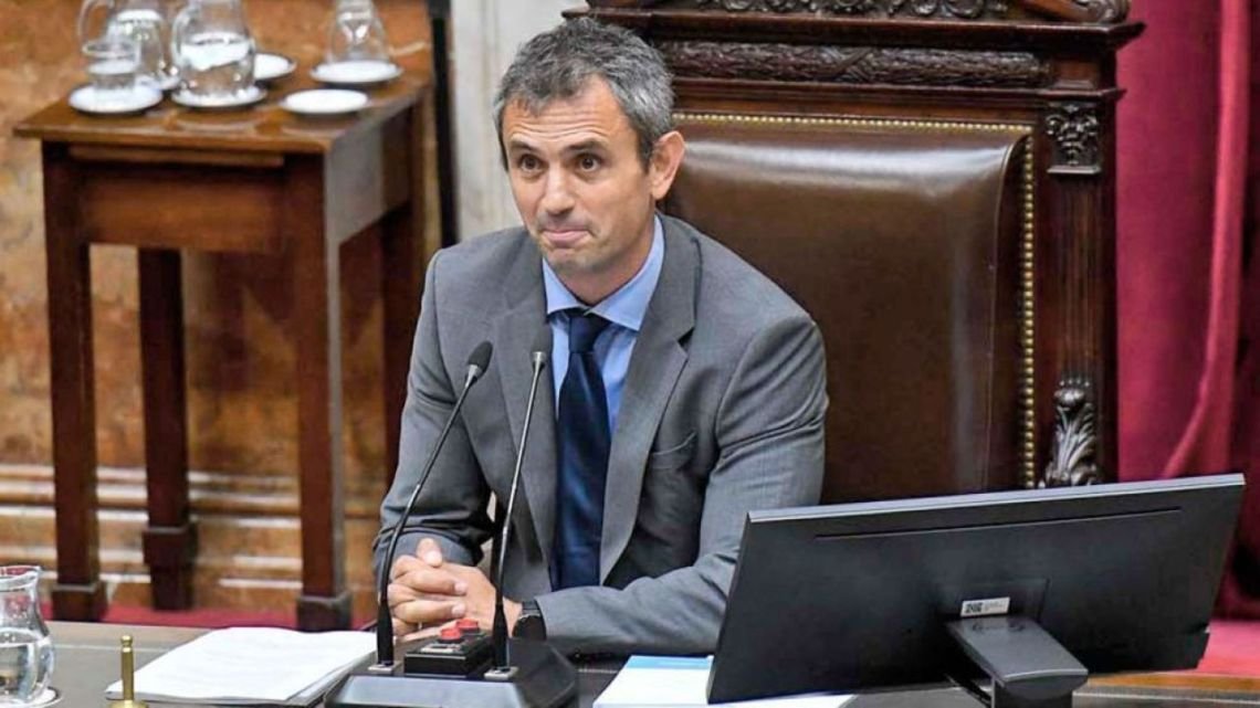 Menem confirmó que Adorni irá a Diputados el 29 de abril y bromeó: “Compren pochoclo, va a ser picante”