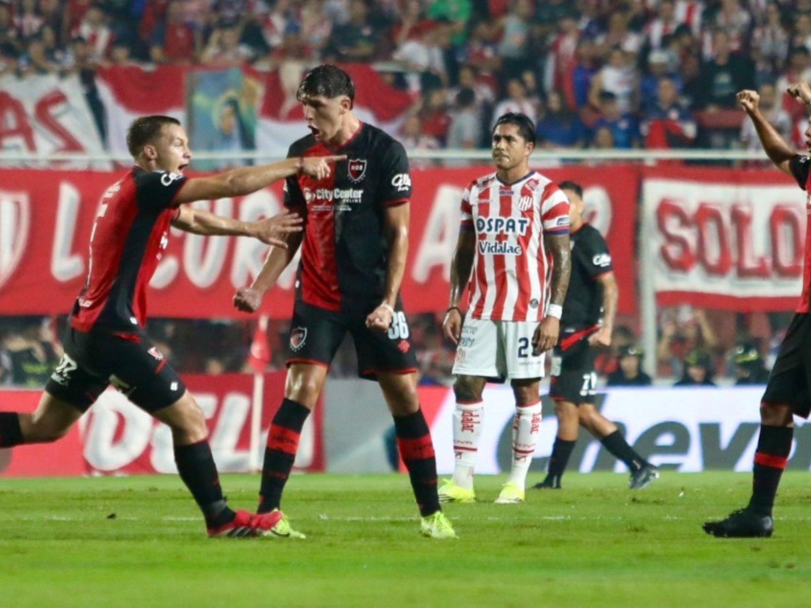 Newell's venció a Unión en un partidazo en Santa Fe y tomó aire en su lucha por la permanencia