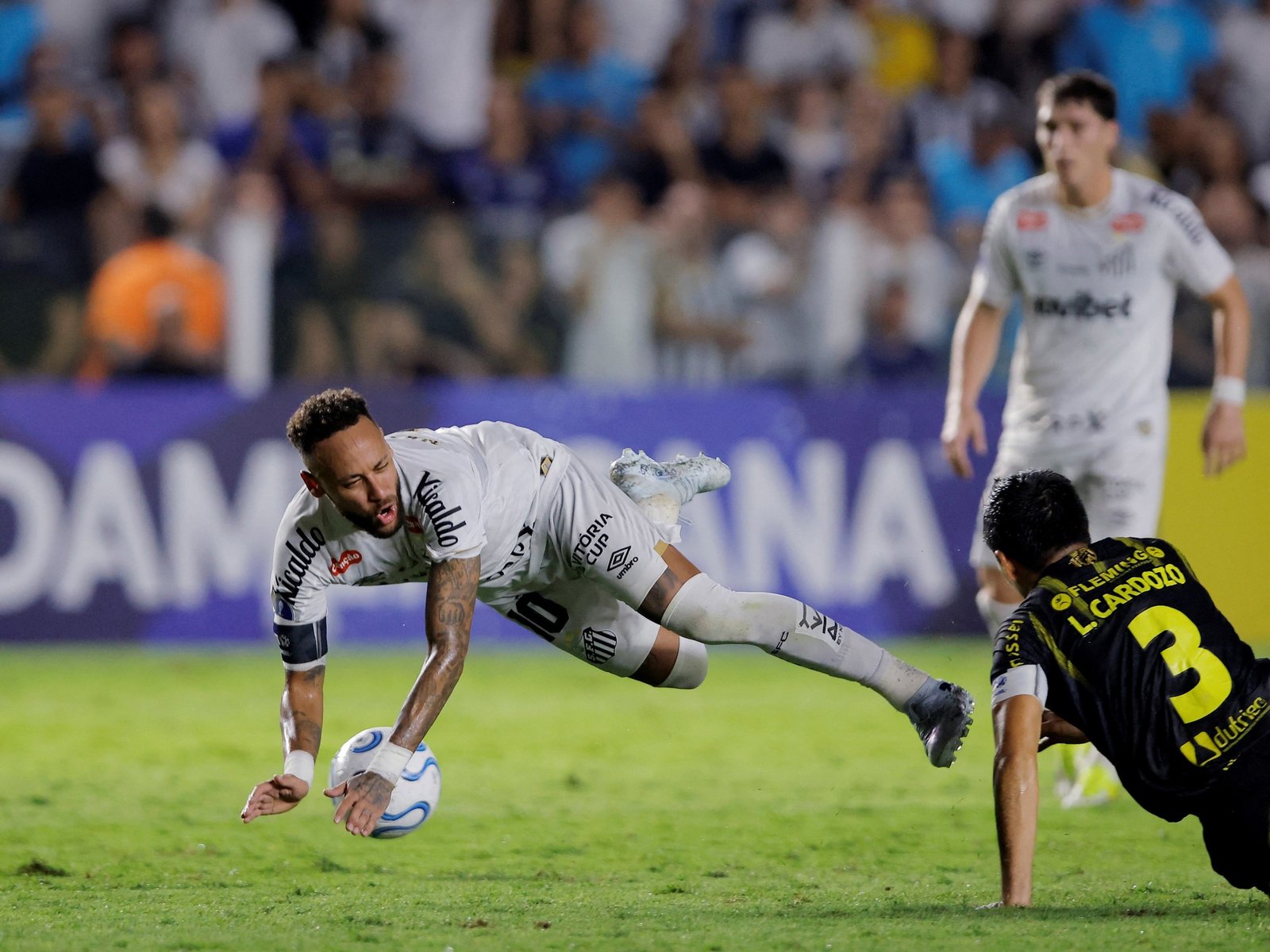 Neymar tardó 3 minutos en hacer un gol en la Sudamericana, pero casi se va expulsado y el Santos empató para ayudar a San Lorenzo