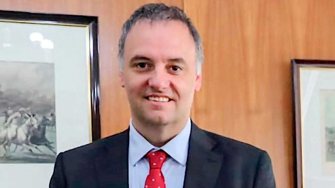 «No le cierran los números»: Irina Hauser reveló detalles del departamento de Manuel Adorni en «QR!»