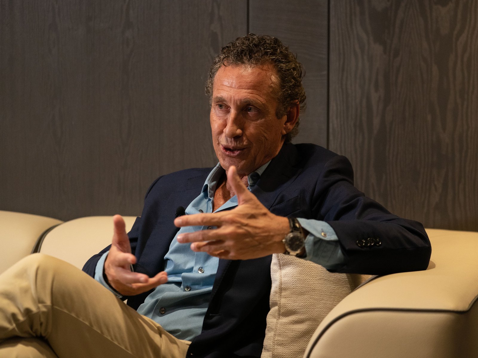 "No tiene experiencia en clubes"