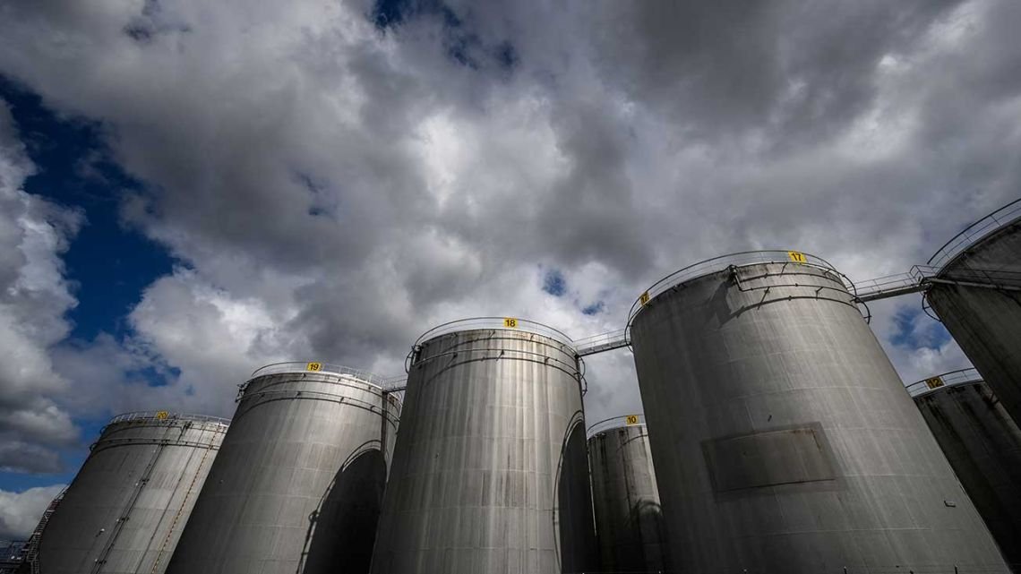 Petróleo rebota hasta 5% y las bolsas retroceden ante el riesgo de ruptura del alto el fuego en Medio Oriente