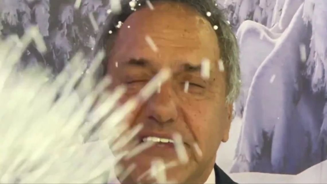 Polémica por el video de Daniel Scioli promocionando Bariloche con nieve de telgopor y elogios a "las familias brasileras"