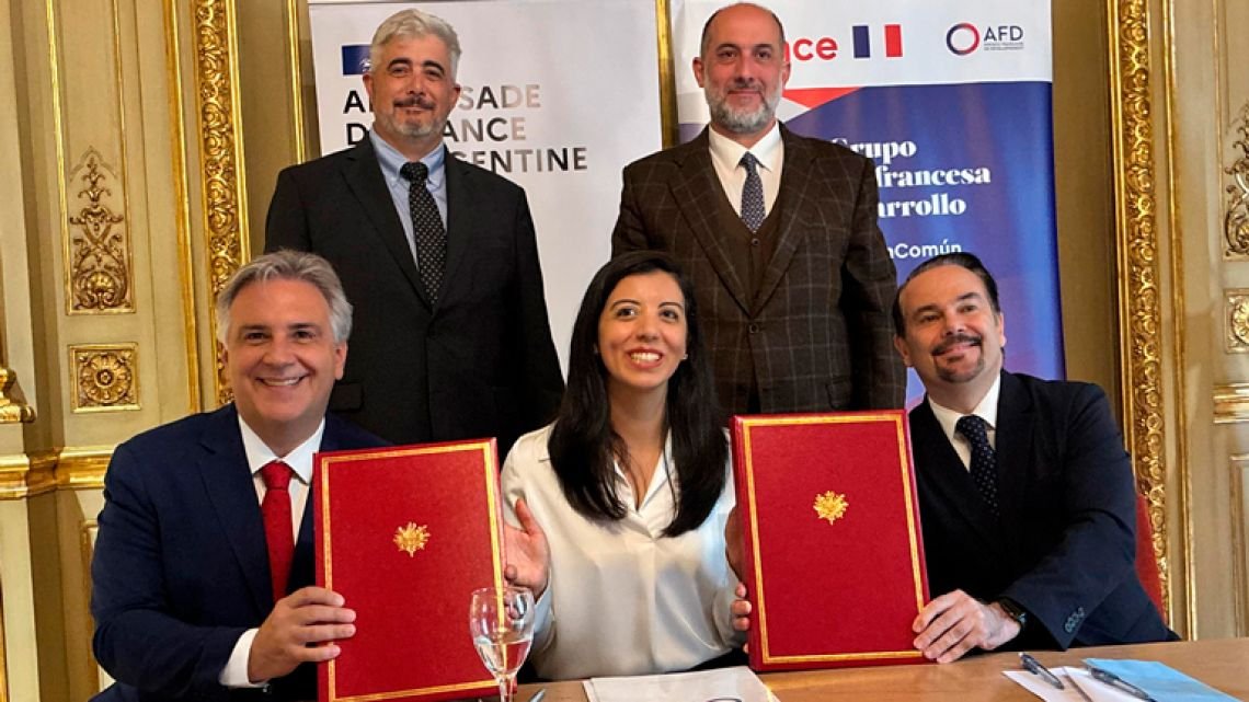 Reapareció el ministro Acosta en la firma de un crédito millonario para hospitales públicos de Córdoba