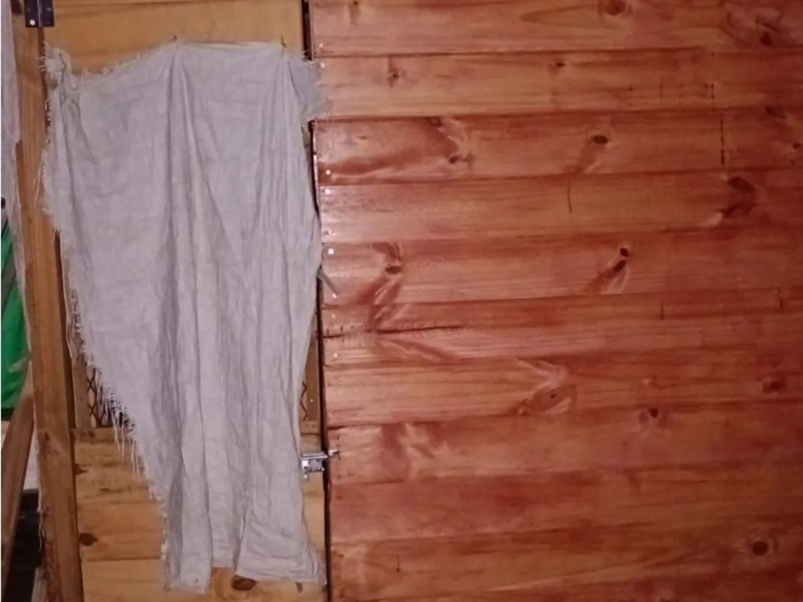 Rescatan a un nene de 11 años con autismo que estaba encerrado en una jaula de madera: detienen a su padre