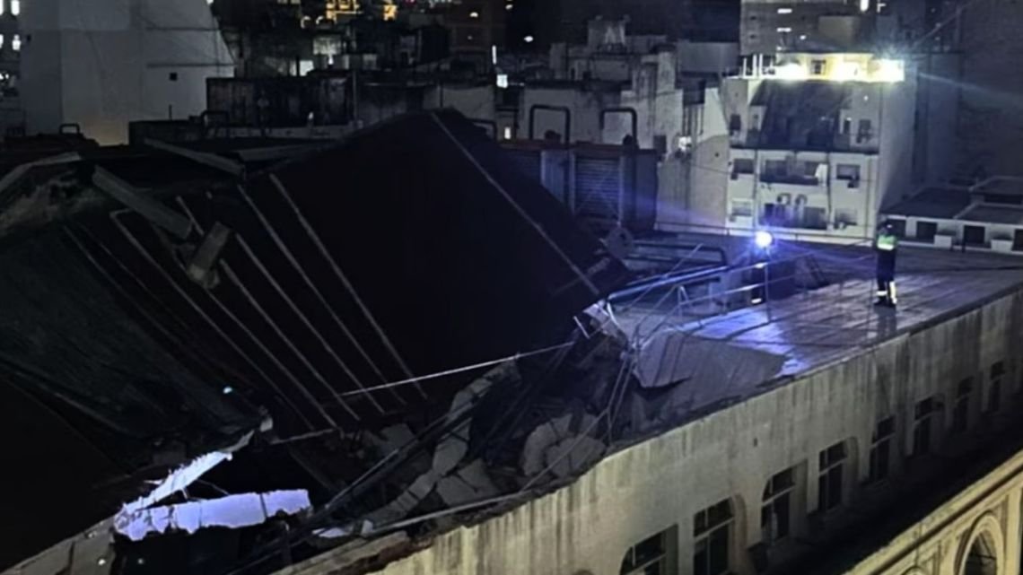 Se derrumbó el techo del edificio central de Edesur y evacuaron a más de 50 personas