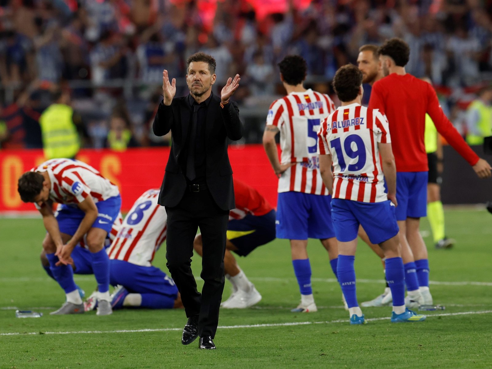 Simeone, tras la derrota en la final de la Copa del Rey: "Me duele mucho lo de hoy" y "los aficionados necesitan victorias, no mensajes" :: Olé