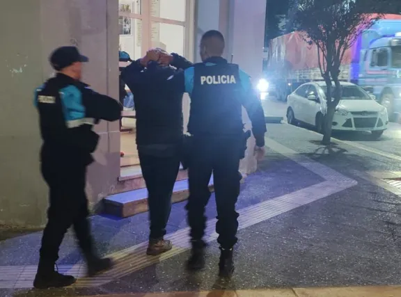 Sustraían elementos de la batea de un supermercado y fueron detenidos