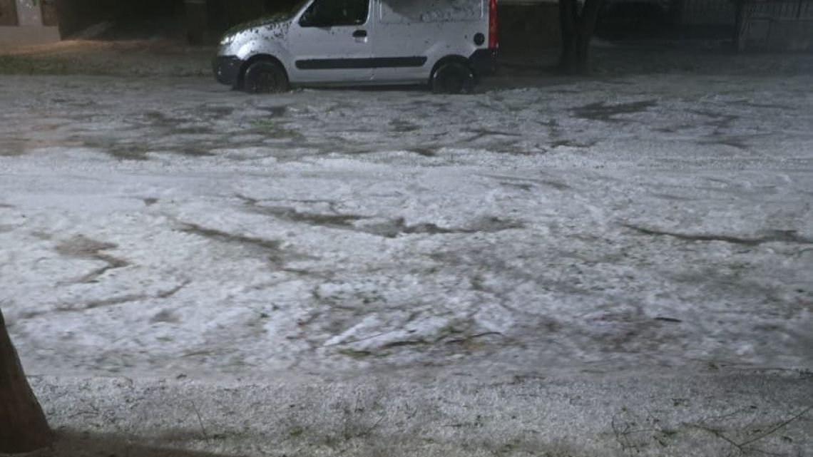 Temporal en Río Tercero: impactante caída de granizo causó destrozos y voladuras de techos