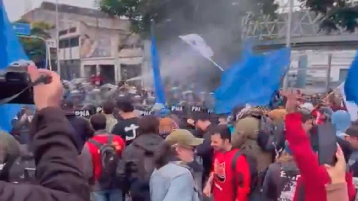 Tensión y gases en los accesos: las organizaciones sociales resisten el fin del programa "Volver al Trabajo"