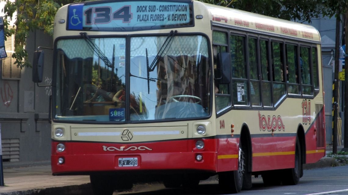 Tragedia en Villa Devoto: Una joven murió atropellada al bajar de un colectivo