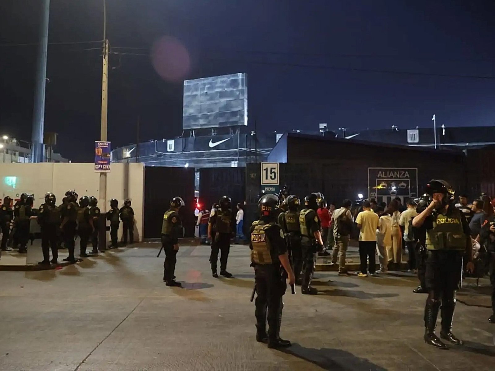 Tragedia en la cancha de Alianza Lima: una avalancha dejó un muerto y 65 heridos :: Olé