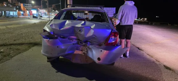 Un conductor escapó tras chocar a un vehículo en un semáforo