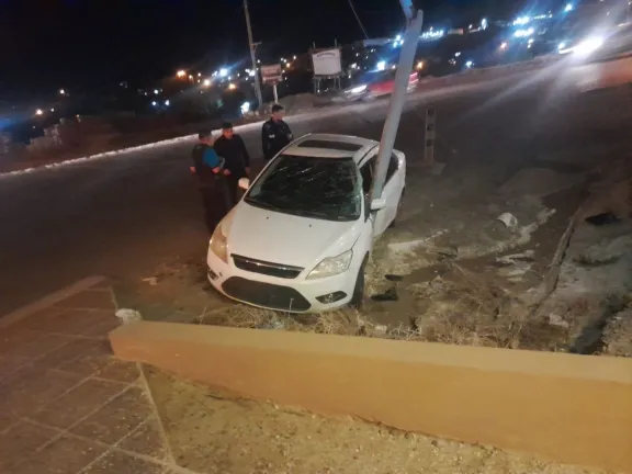 Un conductor perdió el control e impactó contra un poste de luz