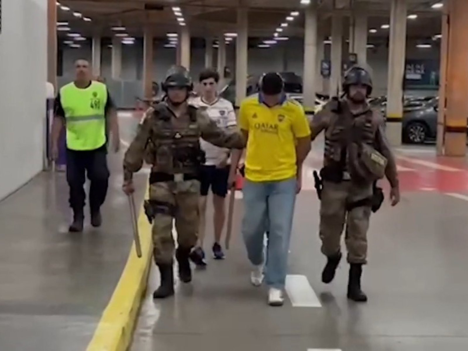 Un hincha de Boca fue detenido en Brasil acusado de hacerles gestos racistas a los de Cruzeiro en el partido de Copa Libertadores