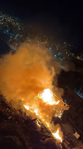 Un voraz incendio destruyó una vivienda de madera en el barrio Zona de Quintas