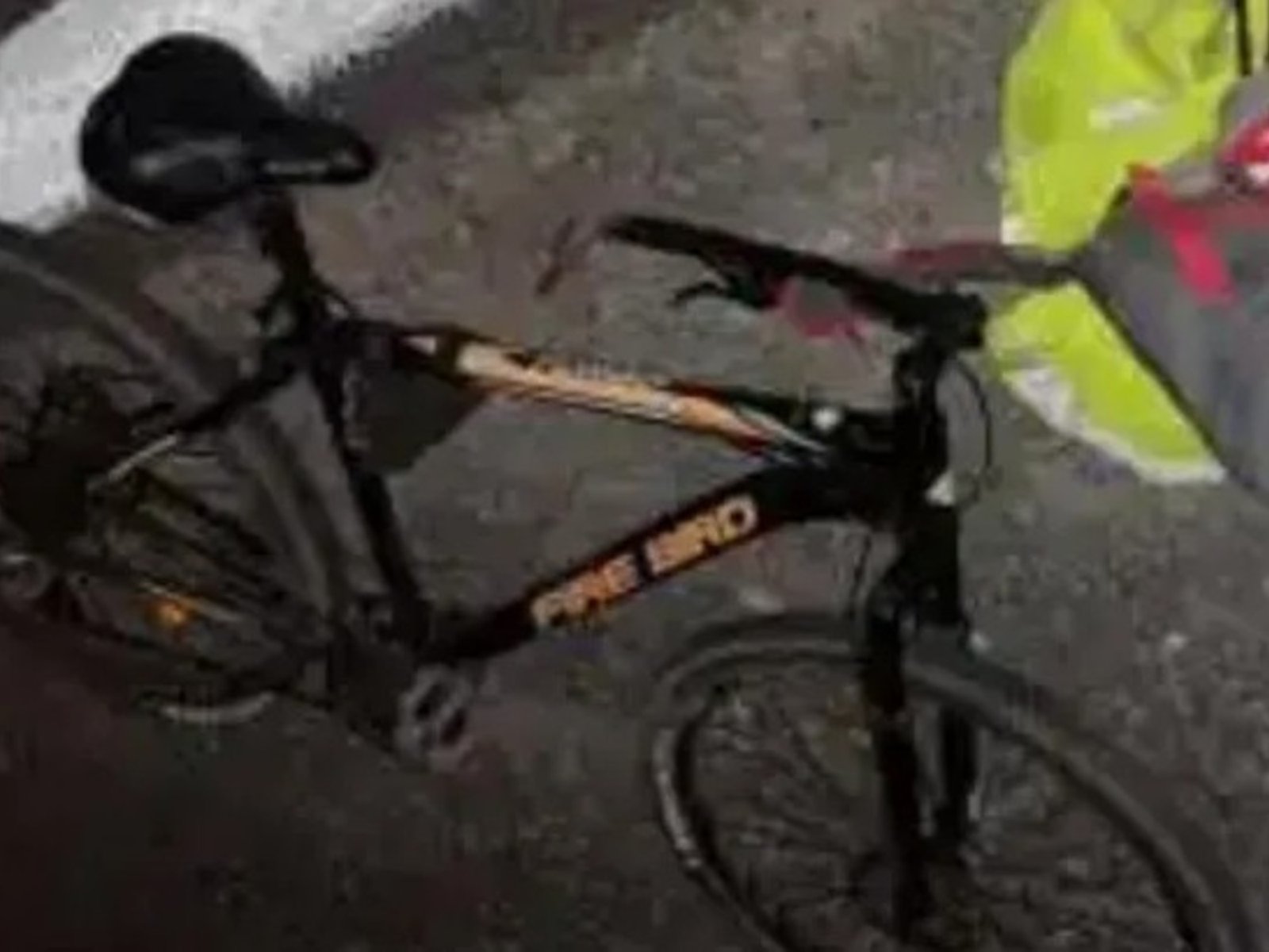 Volvía en bicicleta de cumplir una promesa a la Difunta Correa y lo atropelló un conductor que huyó: está muy grave