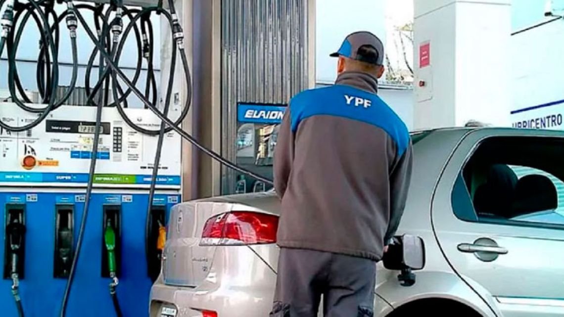 YPF anunció que mantendrá estable el precio de la nafta por 45 días: "Compromiso honesto y moral con nuestros consumidores"