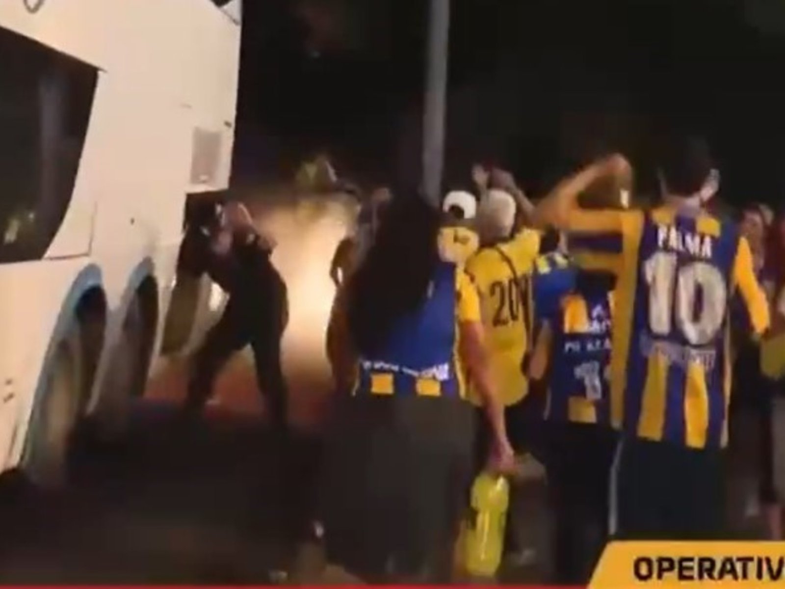 a los hinchas de Central se les quedó el micro y ovacionaron al policía paraguayo que se los arregló