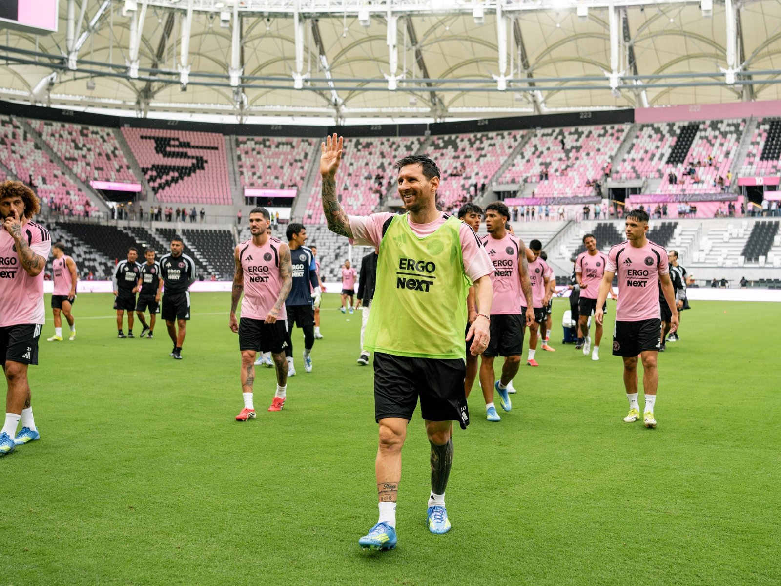 a qué hora es, formaciones y cómo verlo en el estreno del estadio