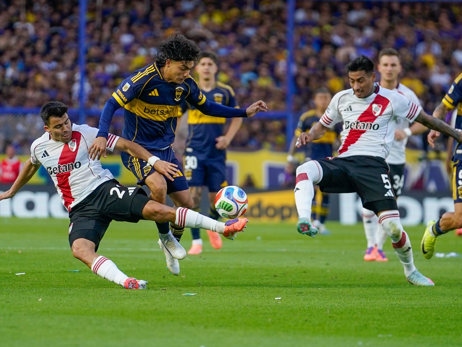 a qué hora juegan, posibles formaciones y cómo ver el Superclásico