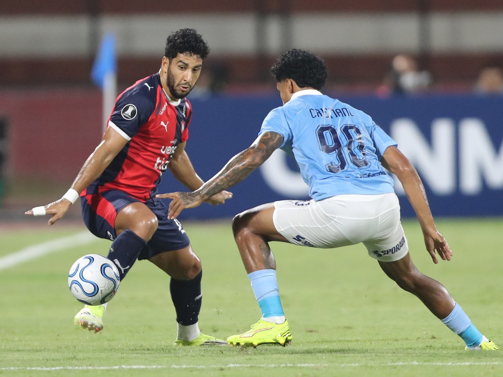 agredió a un rival con un saque lateral y tras el VAR le sacaron la roja