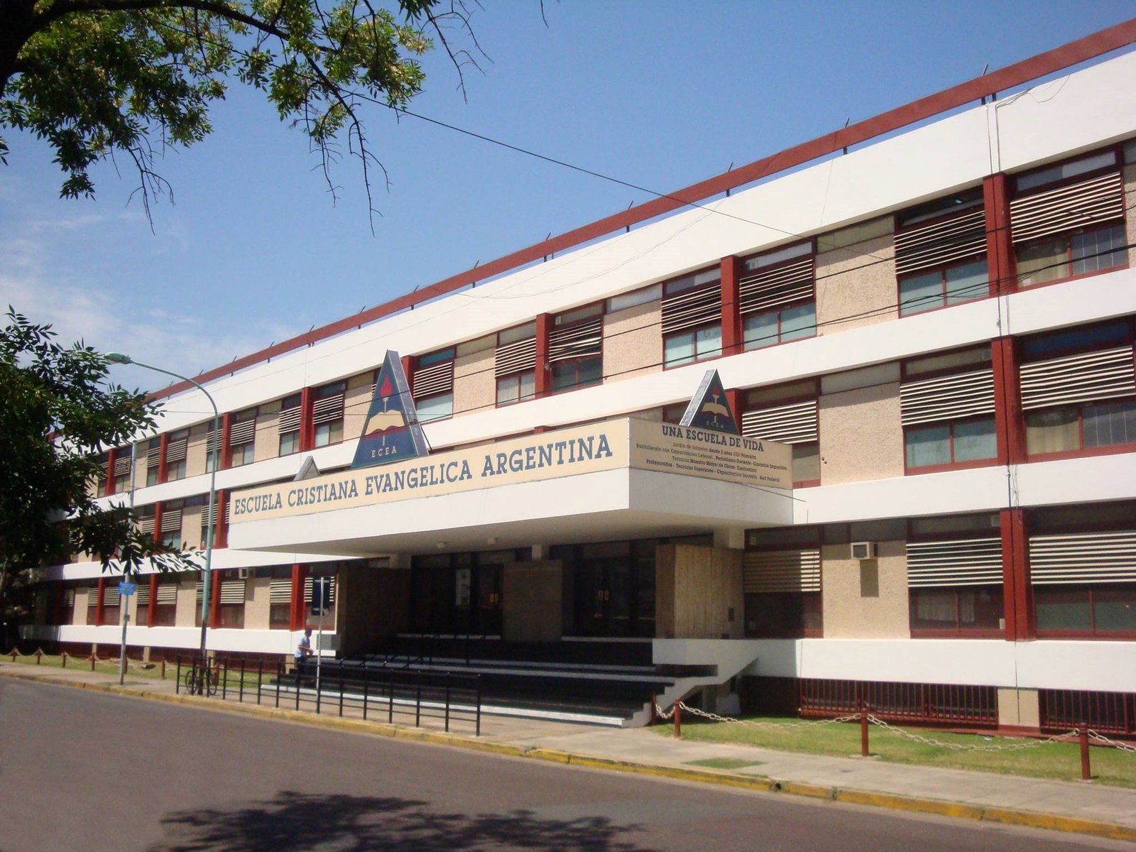 apartan a tres alumnos de un colegio privado donde aparecieron pintadas