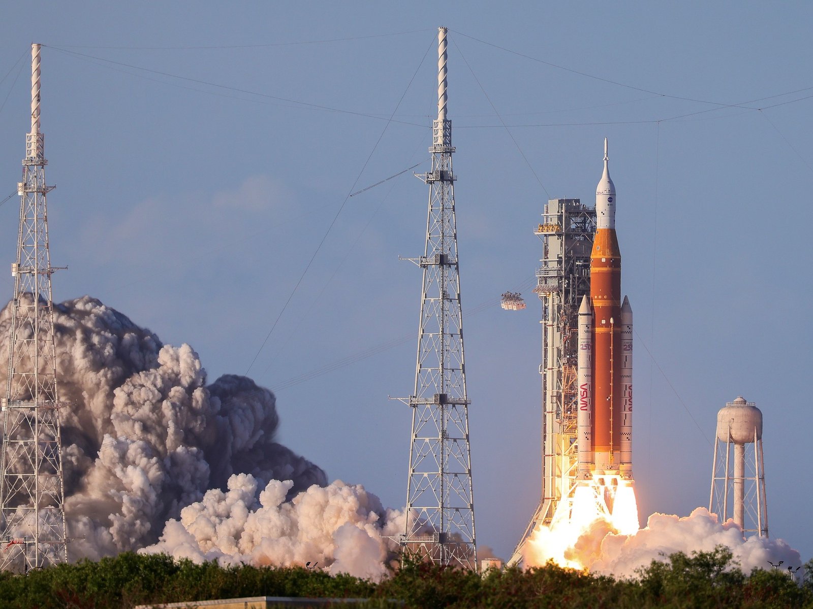 aplausos y lágrimas en el despegue de la misión para regresar a la Luna y que lleva un nanosatélite argentino