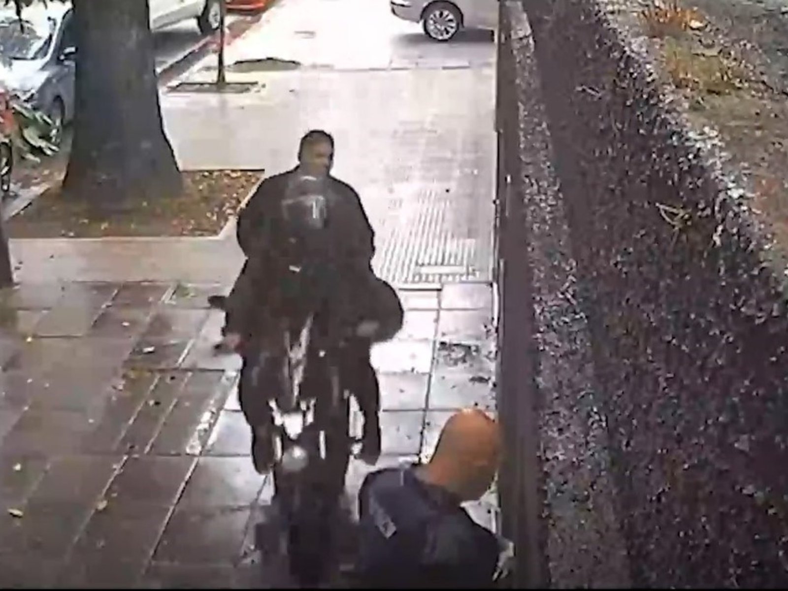 baleó a uno de los ladrones, que le suplicó por su vida