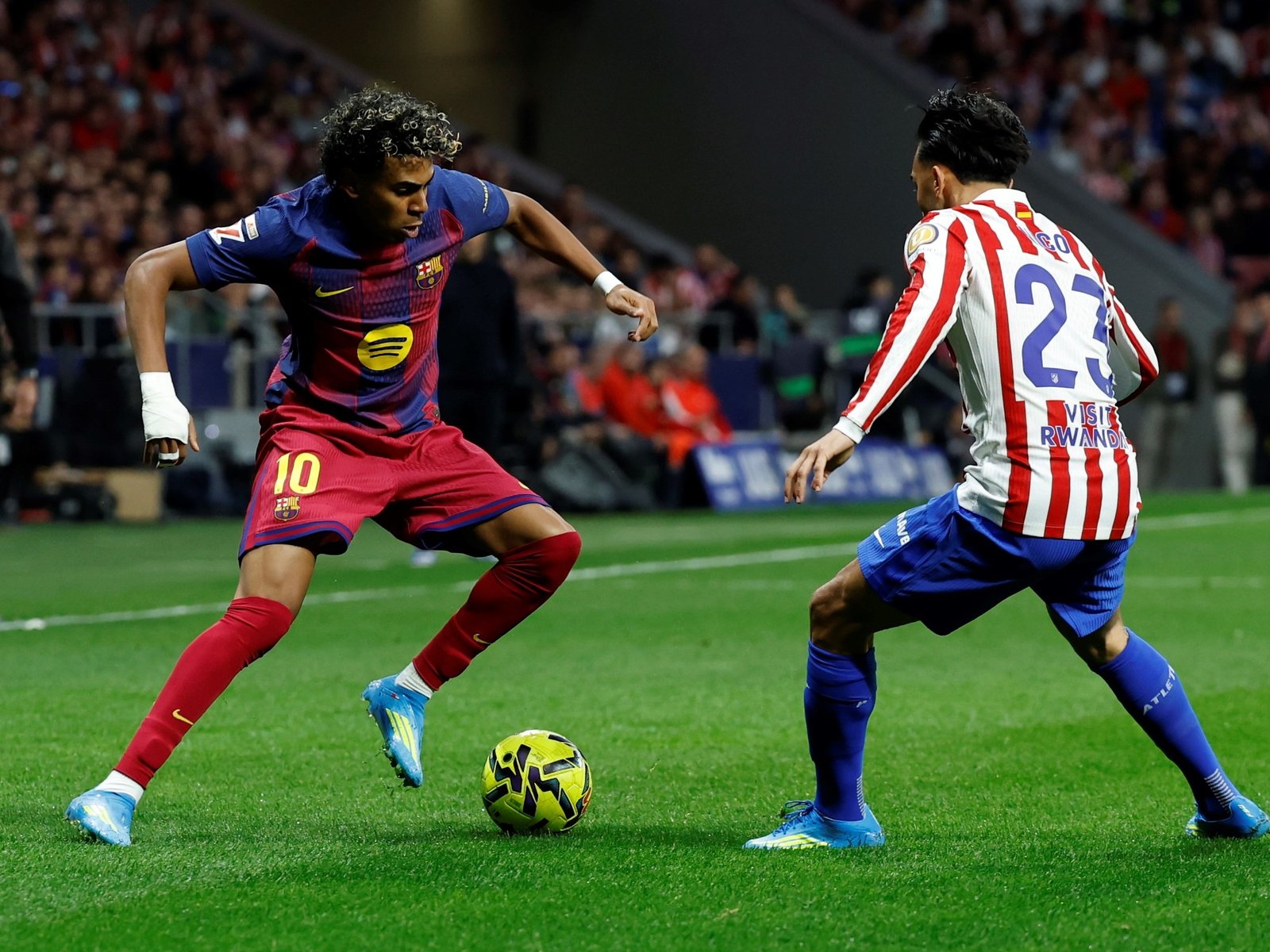 caño a lo Yepes, mano insólita y roja en el primer tiempo