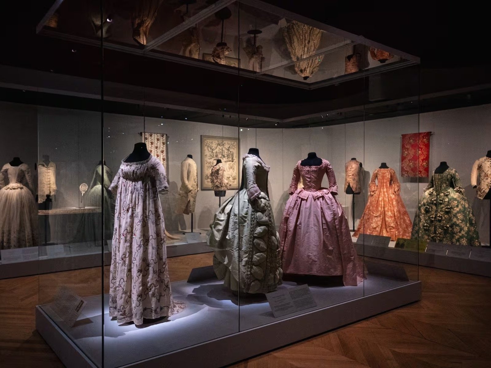 cómo el siglo XVIII sigue influyendo en la moda actual