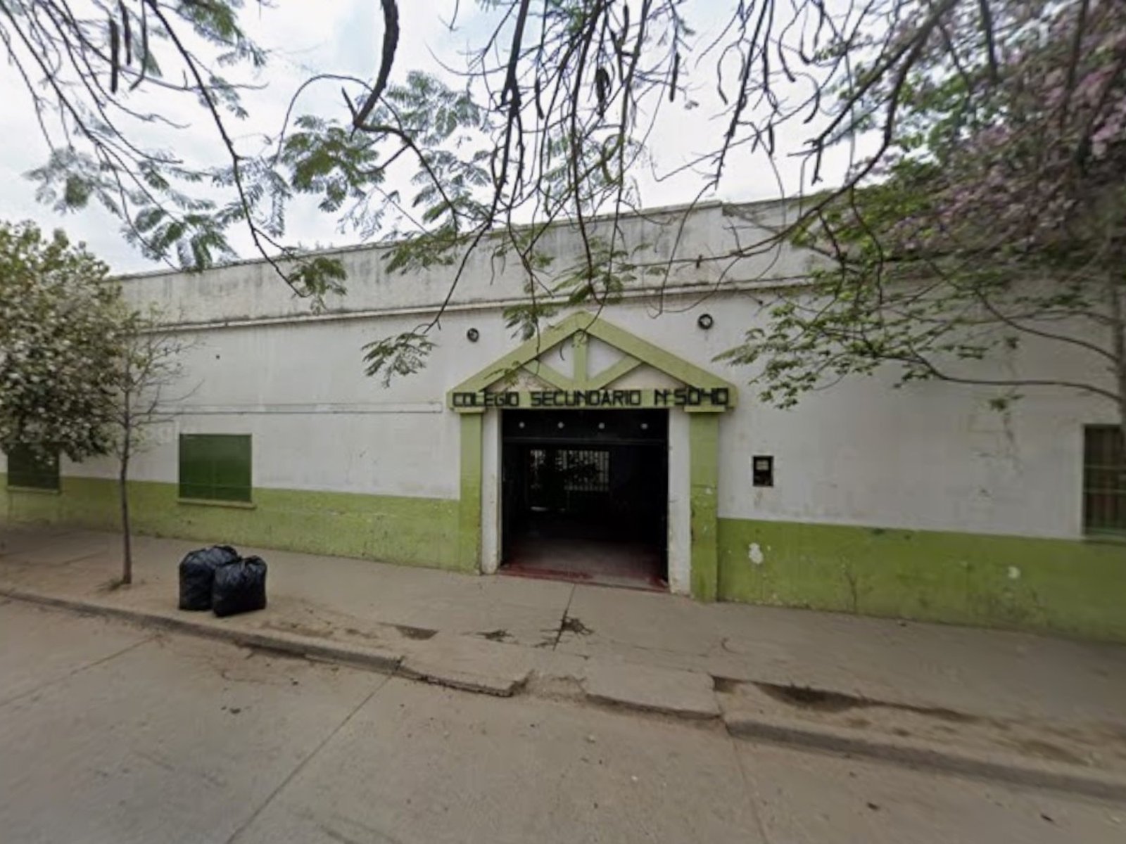 discutió con dos compañeros en educación física y los apuñaló a la salida