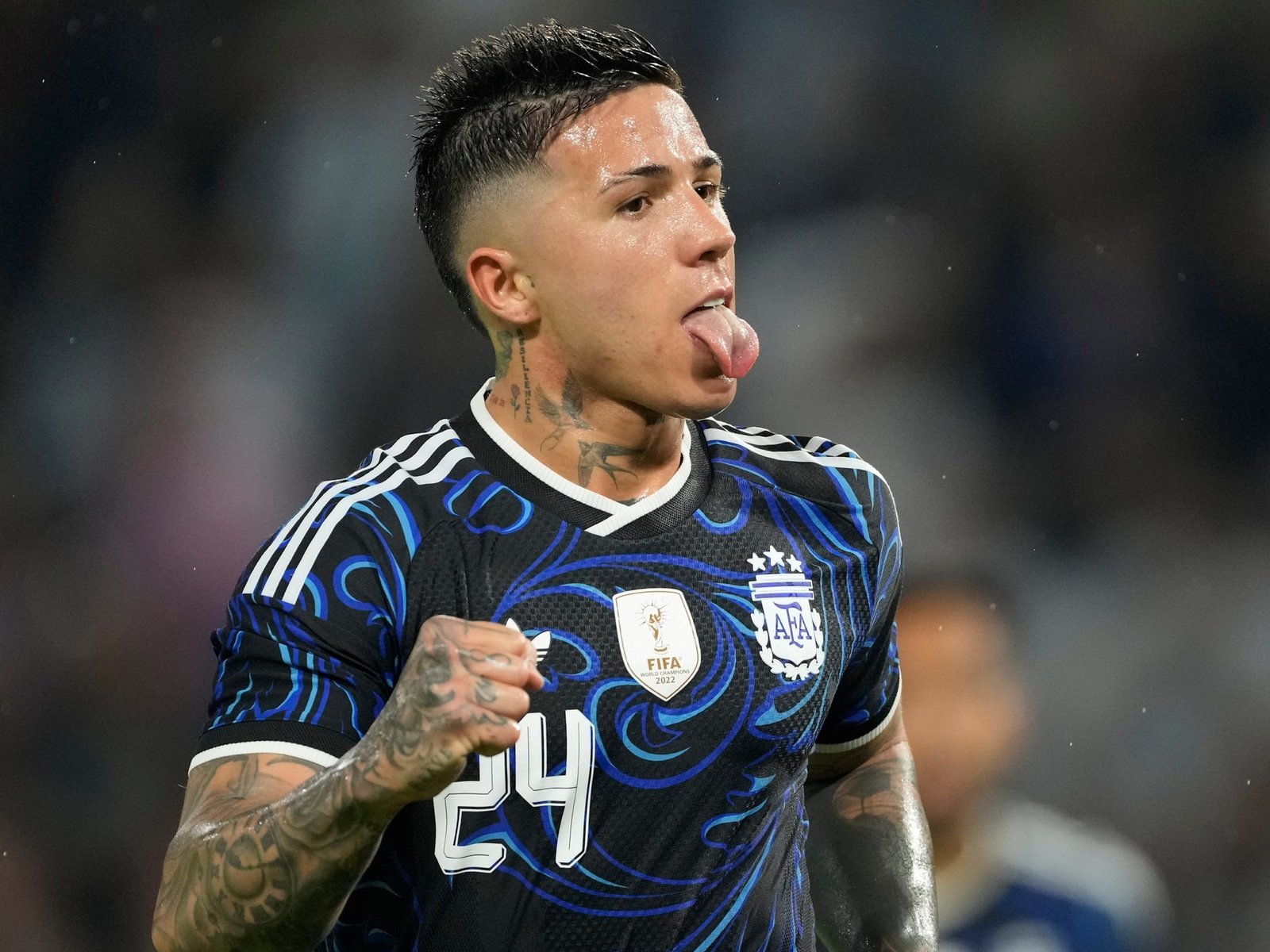 el DT Liam Rosenior explicó que "cruzó una línea" y castigó al capitán por una declaración