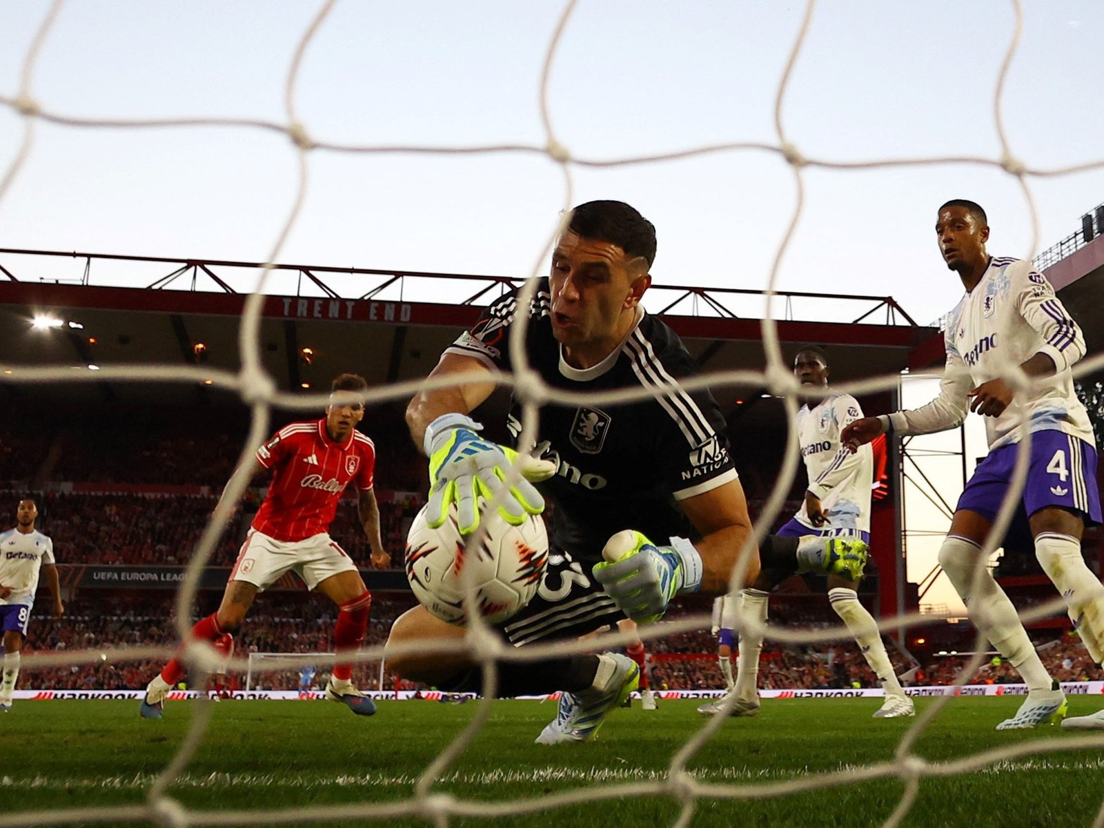 el Dibu Martínez no pudo evitar la derrota ni con una milagrosa salvada