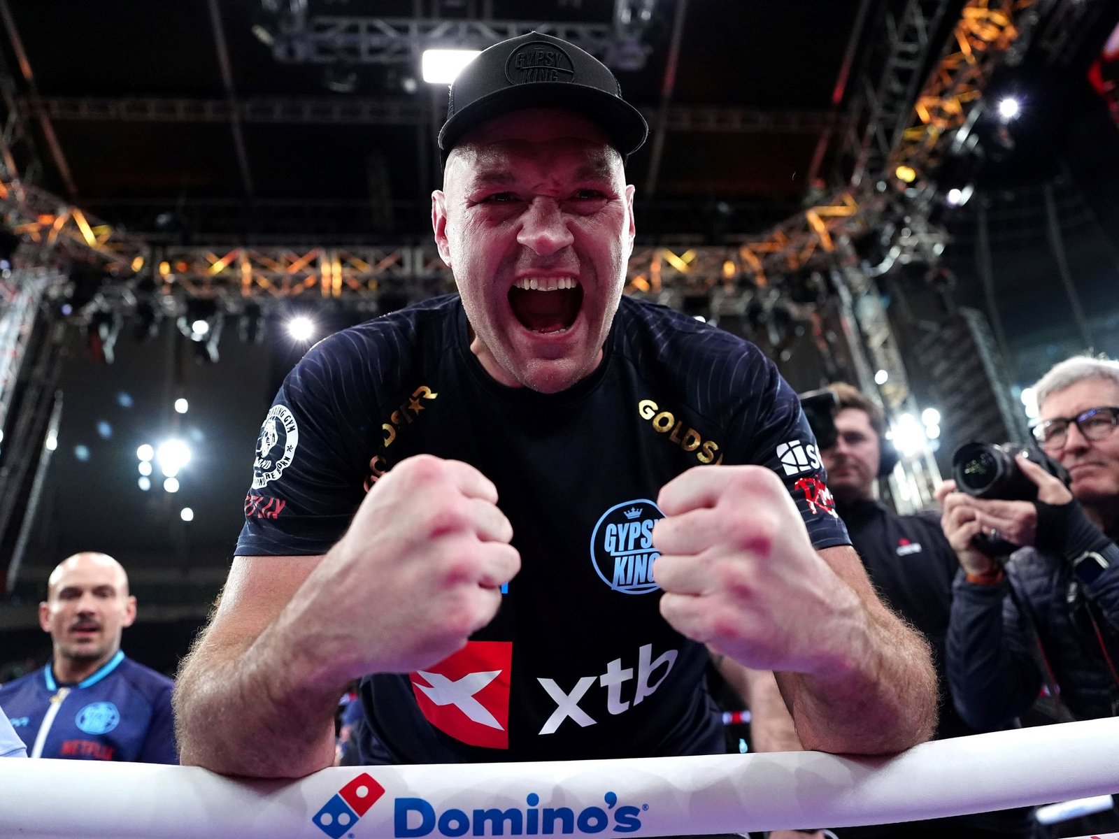 el Gitano le ganó al ruso por Netflix pero lo mejor fue verlo desafiar a Anthony Joshua, en primera fila