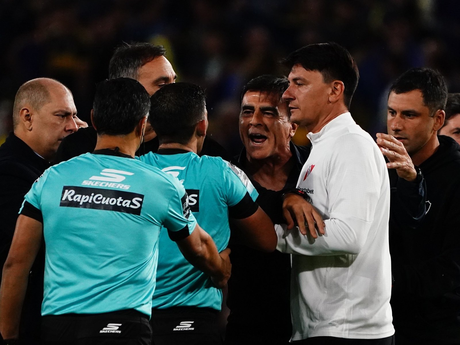 el polémico penal de VAR que vio el árbitro Merlos y provocó el gol de Giménez y la expulsión de Quinteros