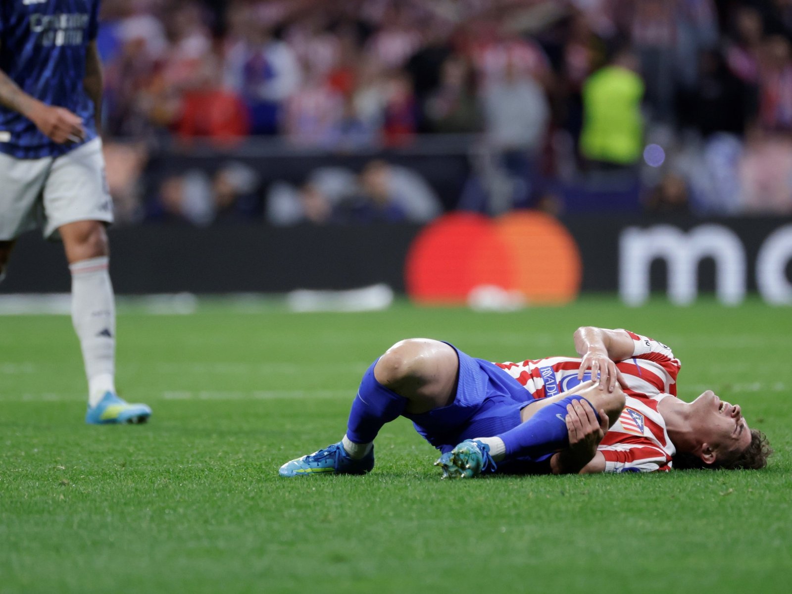 en España hablan de un esguince leve y Atlético de Madrid lo aguarda para la revancha contra el Arsenal