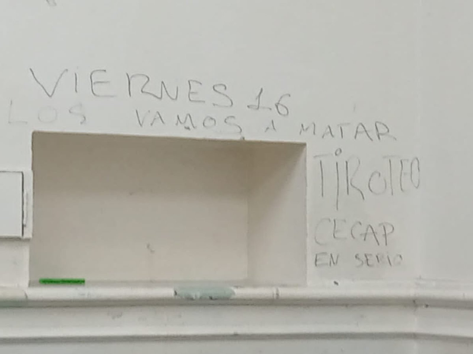 encontraron grafittis en el Carlos Pellegrini