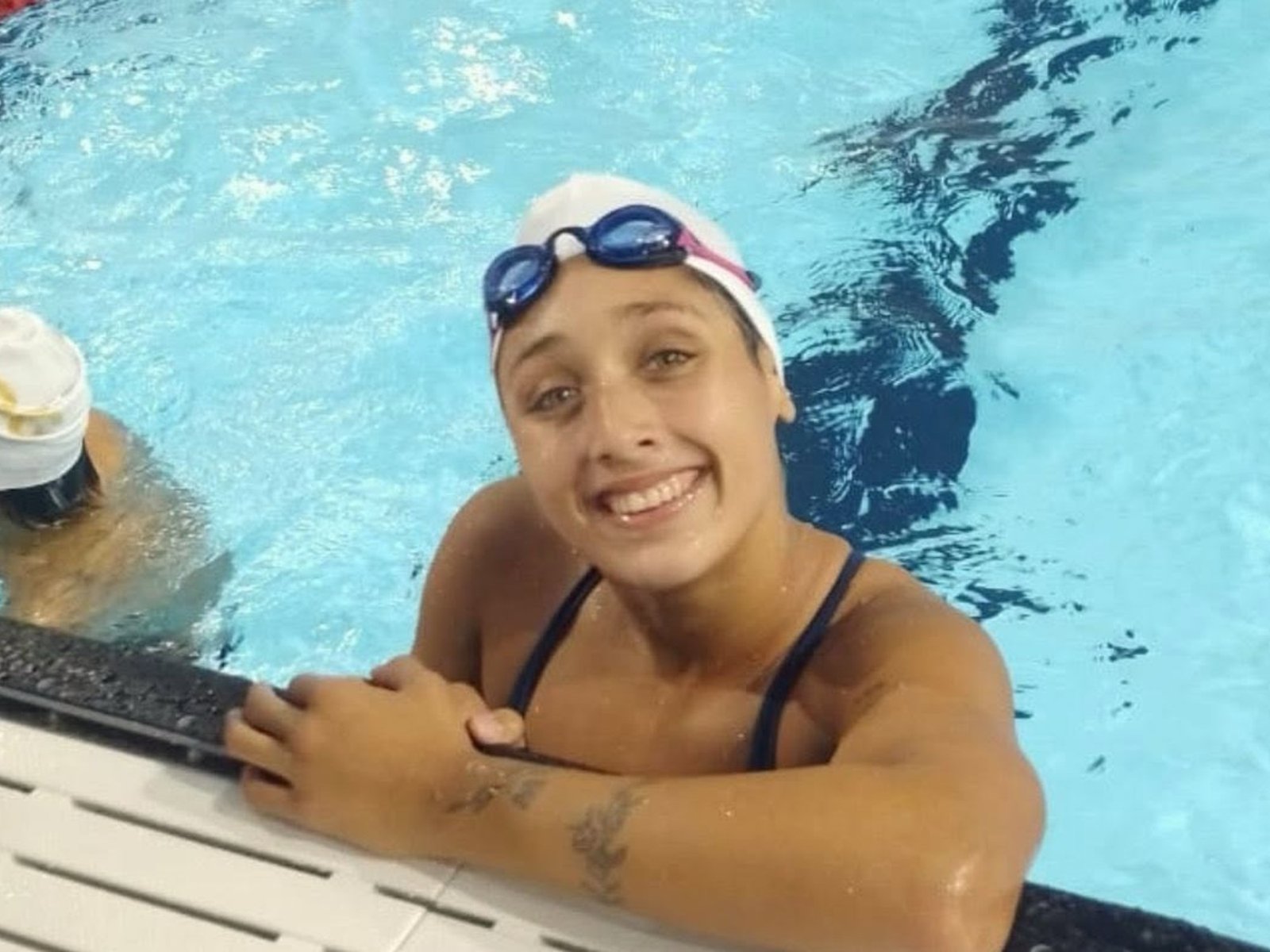 ganó los 100 metros mariposa y sumó su sexta medalla dorada