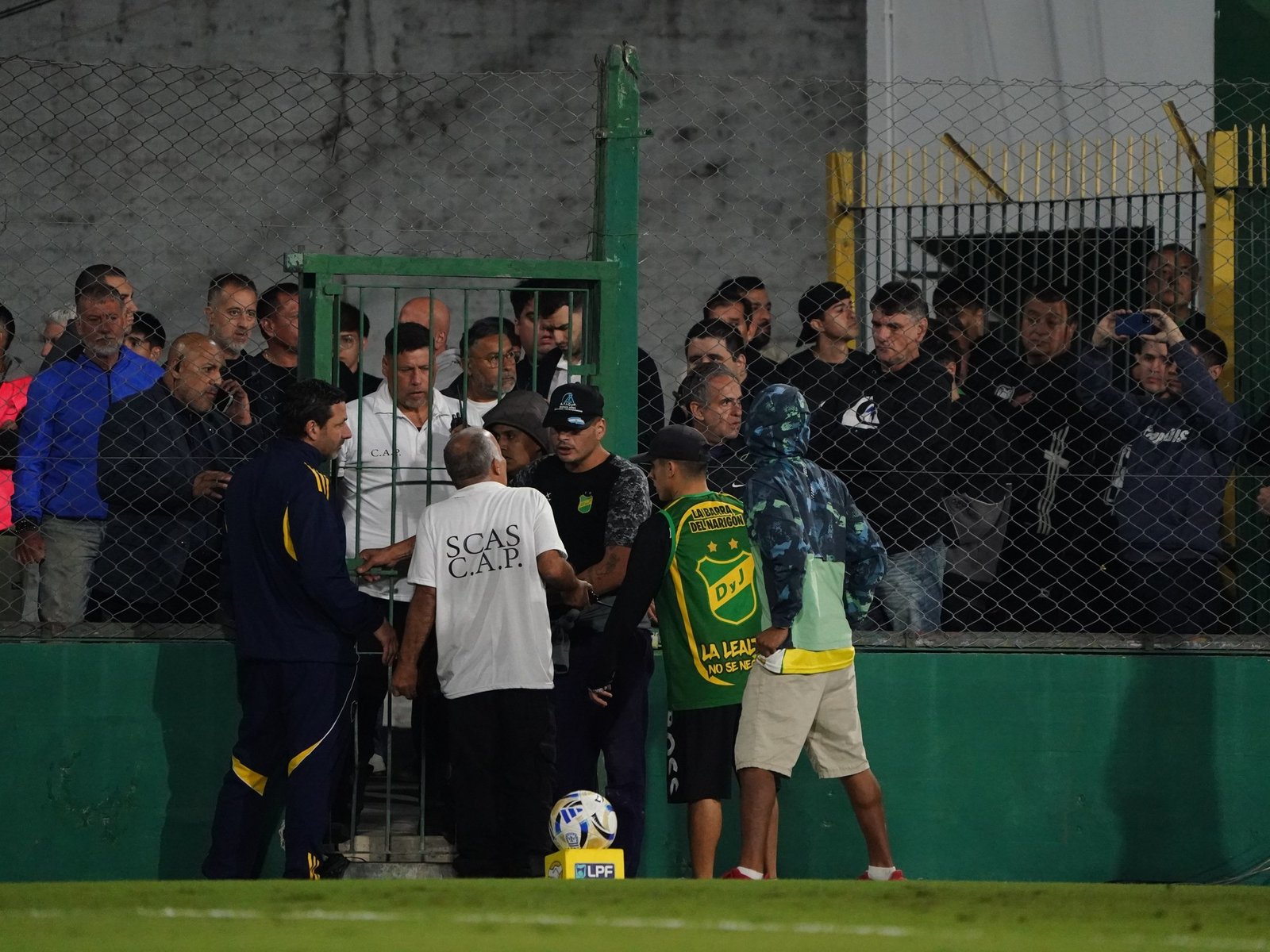 hinchas heridos, invasión de barras y la furia de Soso, expulsado